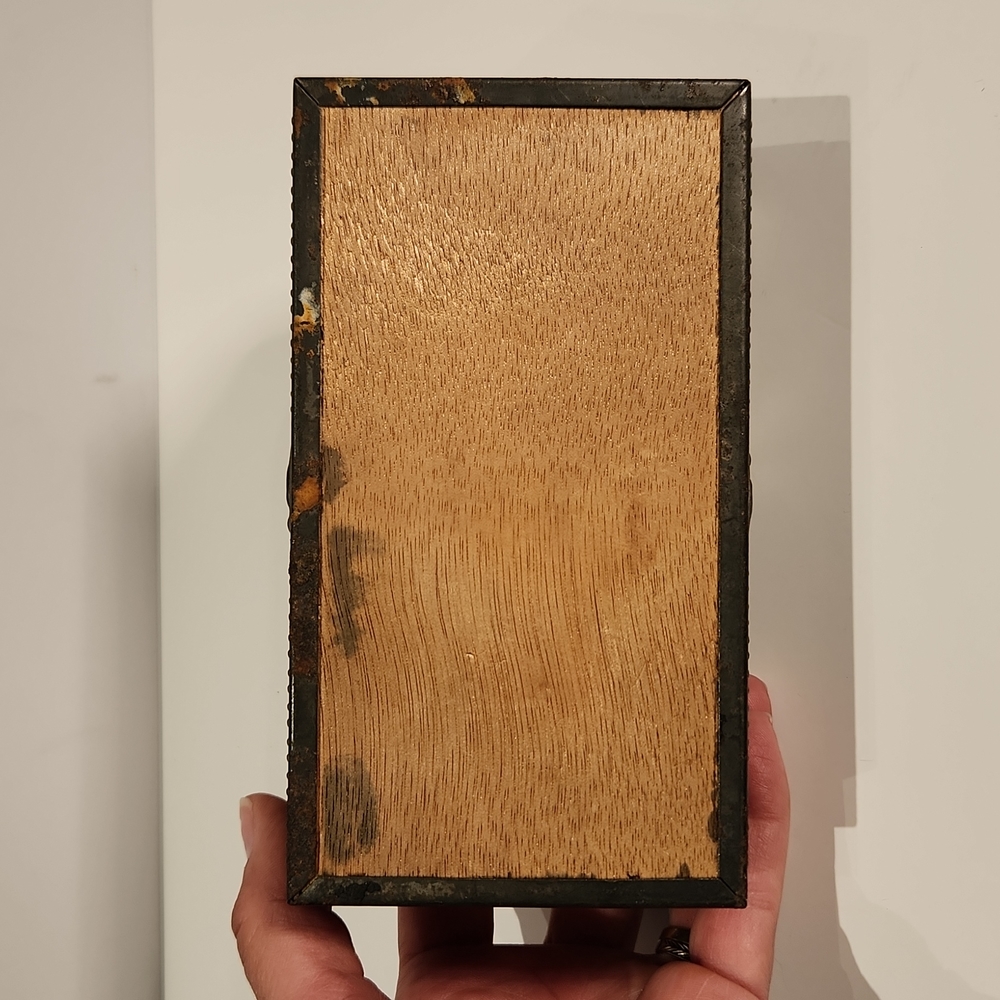 "Rare" Vintage Cigarette Box - Picture 9 of 10
